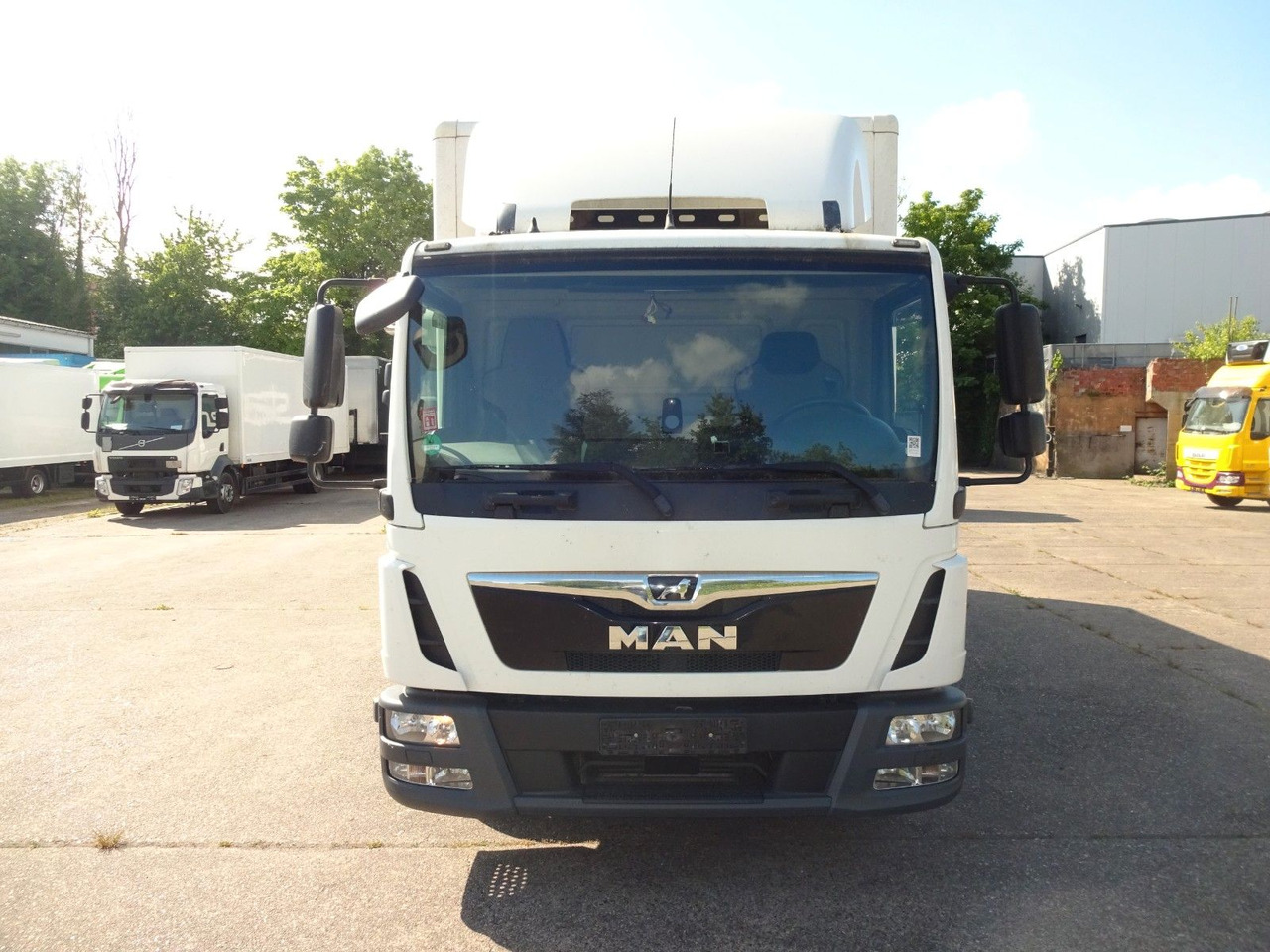 MAN MAN TGL 8.190, Koffer, LBW, Kamera, Luft, AHK - Box truck: picture 2 MAN MAN TGL 8.190, Koffer, LBW, Kamera, Luft, AHK - Box truck: picture 2