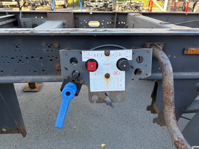 Schmitz Cargobull BDF-System, Standard, hochgekuppelt R 22,5 - Closed box trailer: picture 5 Schmitz Cargobull BDF-System, Standard, hochgekuppelt R 22,5 - Closed box trailer: picture 5