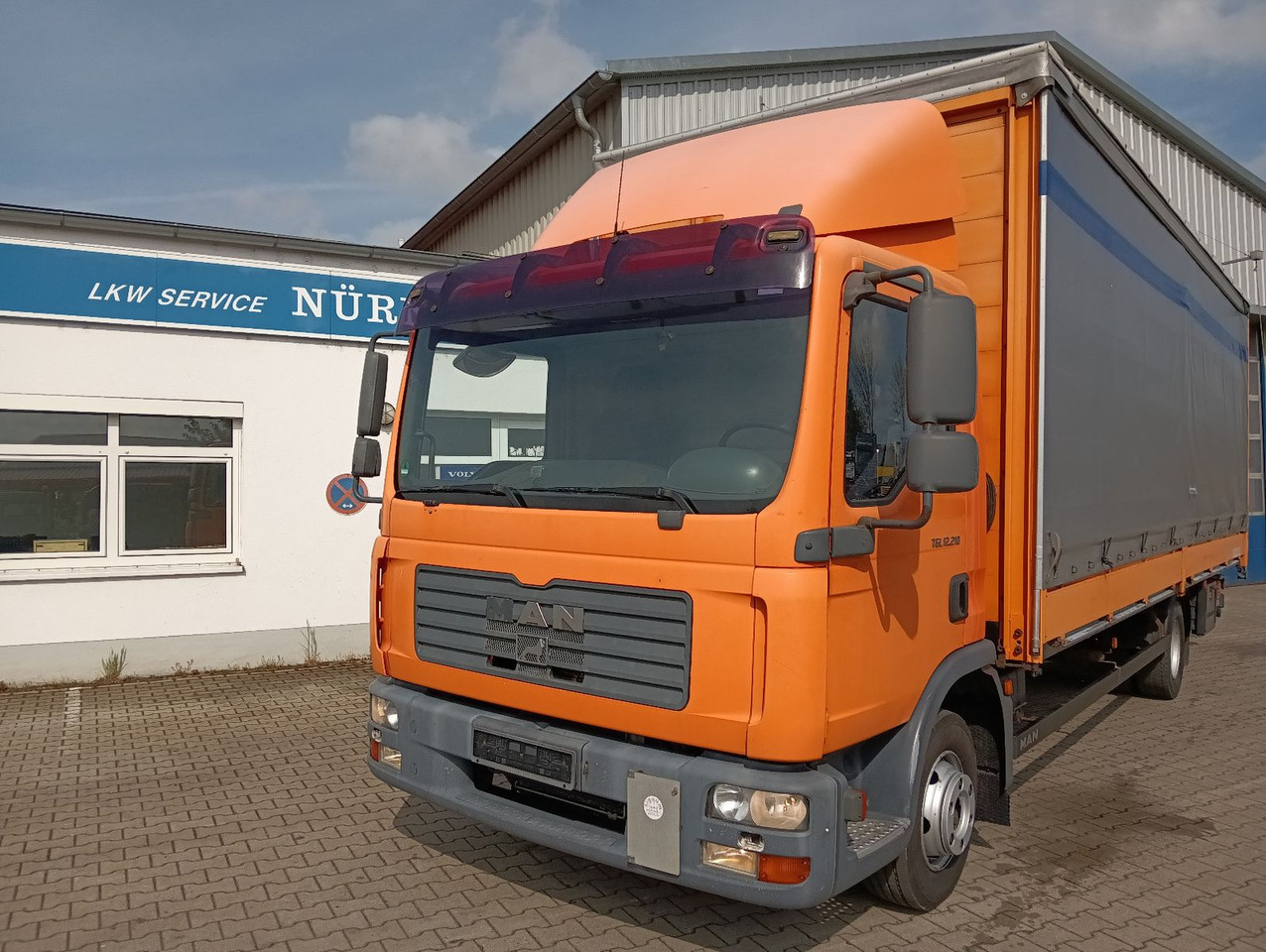 MAN TGL 12.210 4x2 KLIMA,AHK, 7,3m SCHWARZMÜLLER TÜV - Curtainsider truck: picture 4 MAN TGL 12.210 4x2 KLIMA,AHK, 7,3m SCHWARZMÜLLER TÜV - Curtainsider truck: picture 4