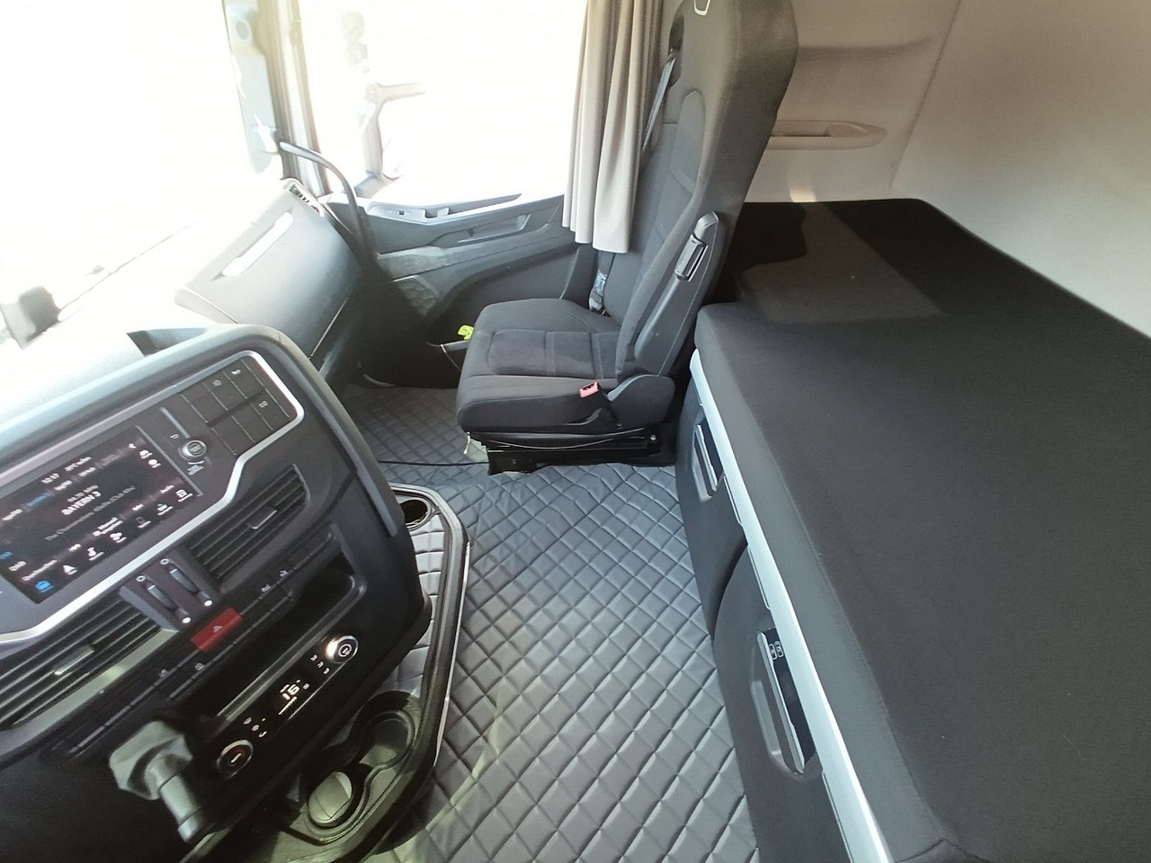 Tractor unit Iveco S-WAY AS440 P490 INTARDERSpoilerStandklima 2xTan: picture 10