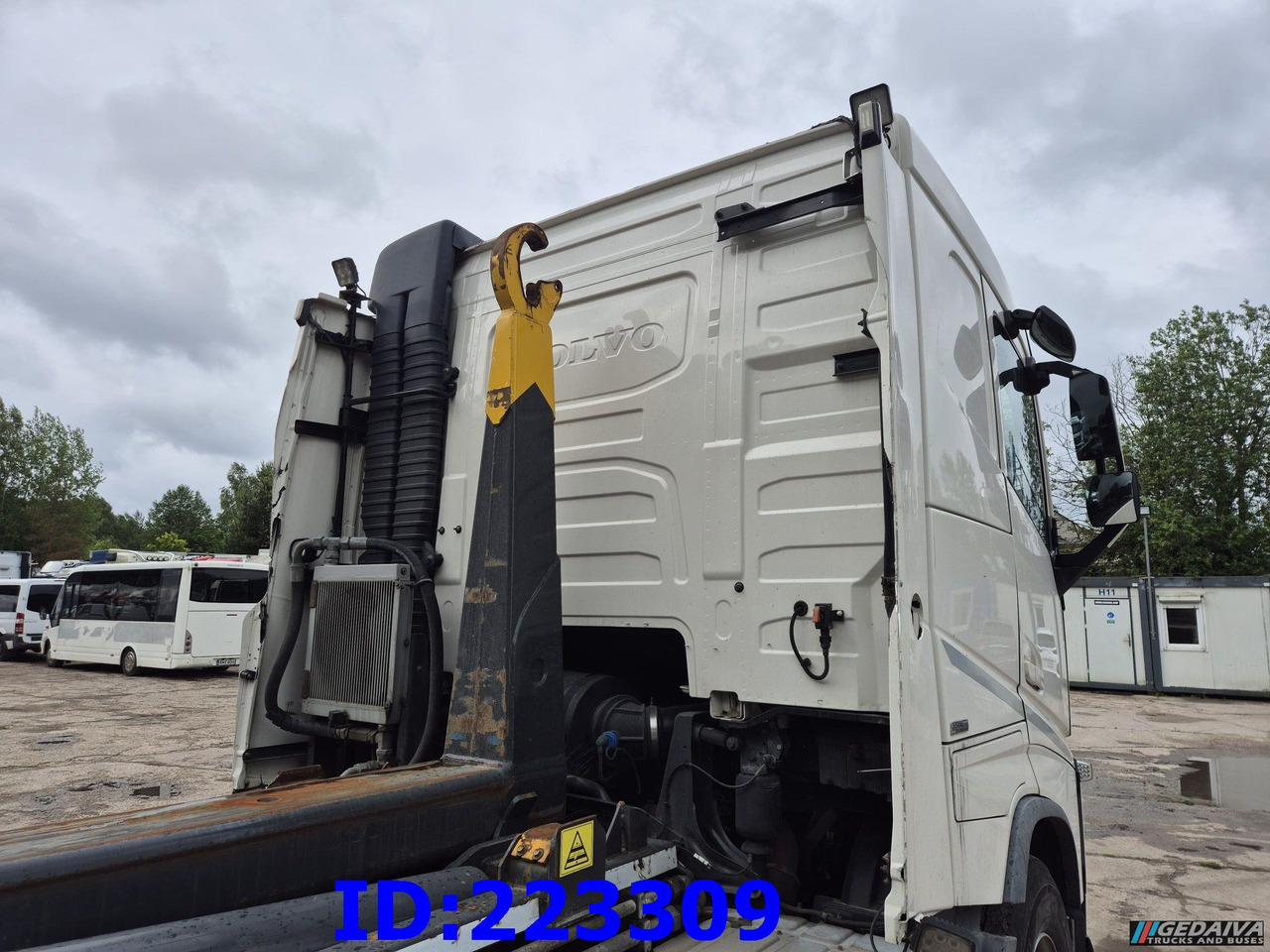 VOLVO FH13 540HP 8x2 Hook lift (2axles steering - 2 axles lifting) - Hook lift truck: picture 4 VOLVO FH13 540HP 8x2 Hook lift (2axles steering - 2 axles lifting) - Hook lift truck: picture 4