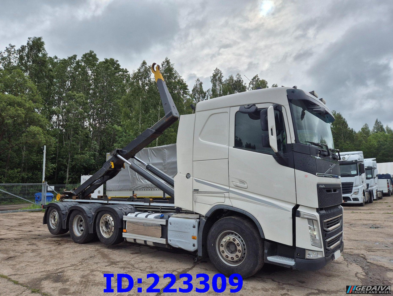 VOLVO FH13 540HP 8x2 Hook lift (2axles steering - 2 axles lifting) - Hook lift truck: picture 3 VOLVO FH13 540HP 8x2 Hook lift (2axles steering - 2 axles lifting) - Hook lift truck: picture 3