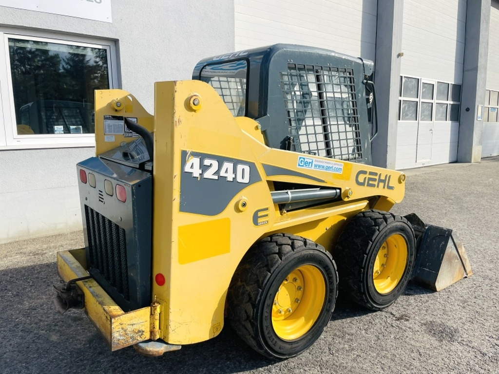Skid steer loader Gehl SL4240 (4090): picture 7 Skid steer loader Gehl SL4240 (4090): picture 7