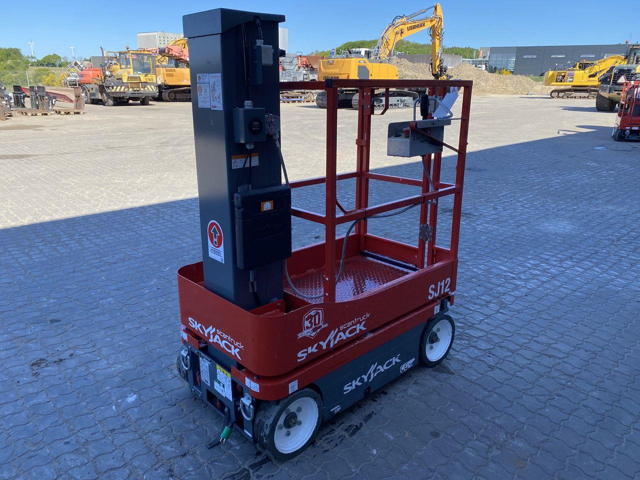 Skyjack SJ12 - Vertical mast lift: picture 4 Skyjack SJ12 - Vertical mast lift: picture 4