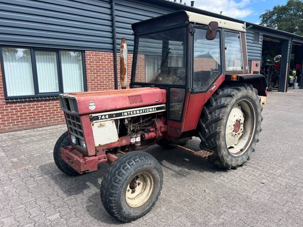 International 744 - Farm tractor: picture 1 International 744 - Farm tractor: picture 1