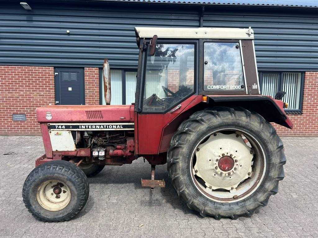 International 744 - Farm tractor: picture 2 International 744 - Farm tractor: picture 2