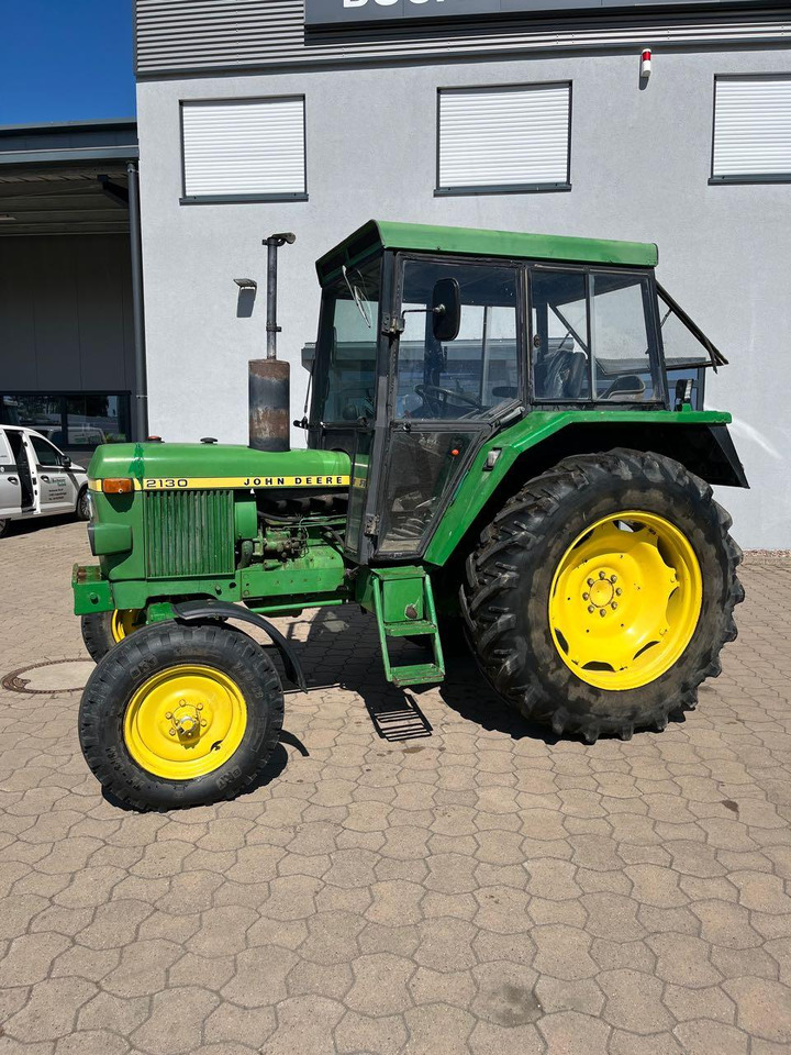 Farm tractor John Deere 2130 S: picture 1