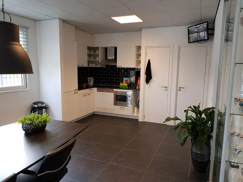 Bosch 100M2 COMPLETE OFFICE UNIT, FOTOS BEFORE AND AFTER / 2OFFICE + TOILET + KITCHEN + KANTOOR - Workshop equipment: picture 5 Bosch 100M2 COMPLETE OFFICE UNIT, FOTOS BEFORE AND AFTER / 2OFFICE + TOILET + KITCHEN + KANTOOR - Workshop equipment: picture 5