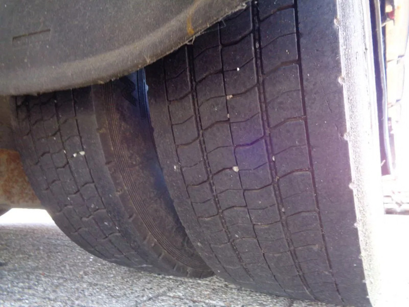 Curtainsider truck DAF LF55.180 + MANUAL + LIFT: picture 14