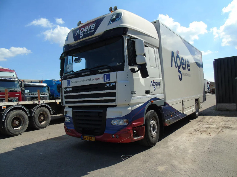 DAF XF 105 .460 + MANUAL + EURO 5 - Box truck: picture 2 DAF XF 105 .460 + MANUAL + EURO 5 - Box truck: picture 2