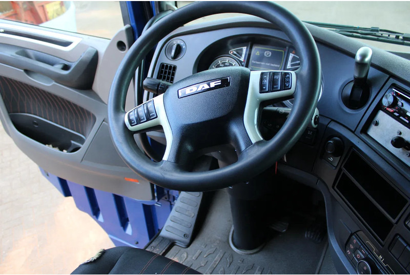 Interior photo 1: Tractor unit DAF XF 106.480 + retarder + 623.000km + EURO 6 + PTO