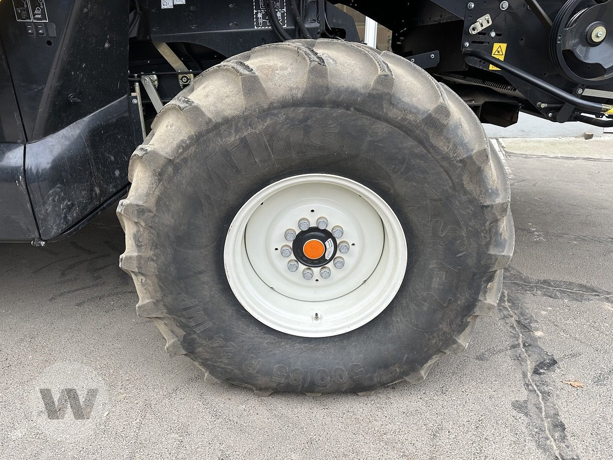 New Holland CR 8.90 - Combine harvester: picture 3 New Holland CR 8.90 - Combine harvester: picture 3