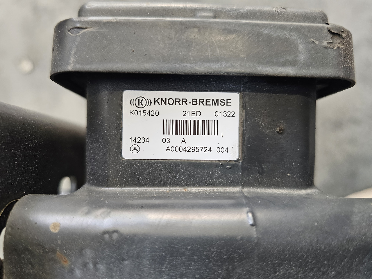 MERCEDES-BENZ ACTROS MP4 / FRONT EBS VALVE / K015420 / A0004295724 - Brake valve: picture 2 MERCEDES-BENZ ACTROS MP4 / FRONT EBS VALVE / K015420 / A0004295724 - Brake valve: picture 2