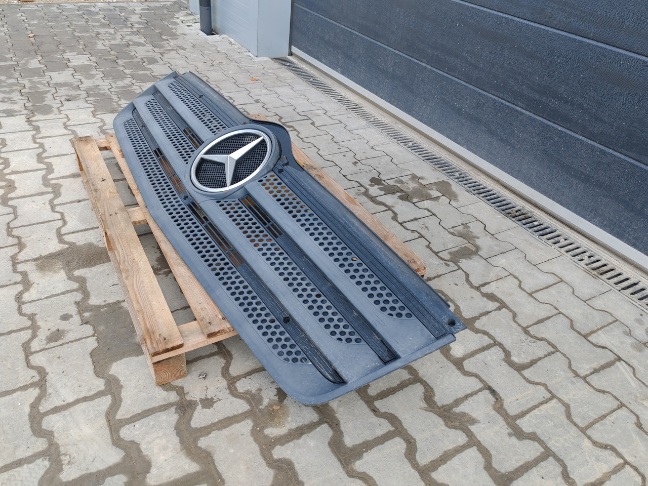 MERCEDES-BENZ ATEGO MP4 EURO 6 / FRONT GRILL - Grill: picture 4 MERCEDES-BENZ ATEGO MP4 EURO 6 / FRONT GRILL - Grill: picture 4