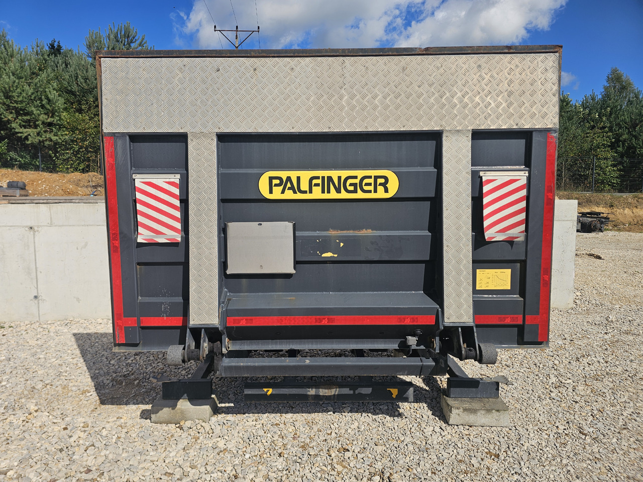 PALFINGER MBB C 2000 L / 2020 / 2000KG - Tail lift: picture 1 PALFINGER MBB C 2000 L / 2020 / 2000KG - Tail lift: picture 1