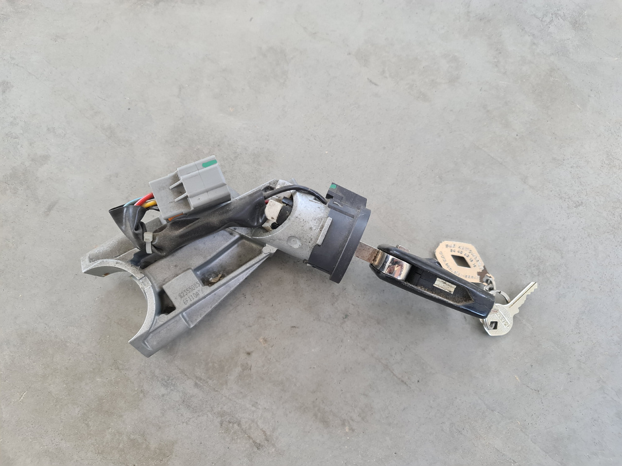 RENAULT RANGE T / IGNITION WITH KEY / 82355085 - Starter: picture 2 RENAULT RANGE T / IGNITION WITH KEY / 82355085 - Starter: picture 2