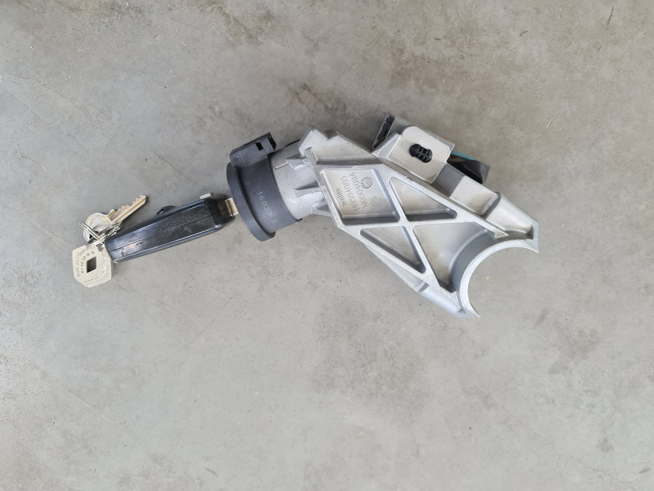 RENAULT RANGE T / IGNITION WITH KEY / 82355085 - Starter: picture 3 RENAULT RANGE T / IGNITION WITH KEY / 82355085 - Starter: picture 3