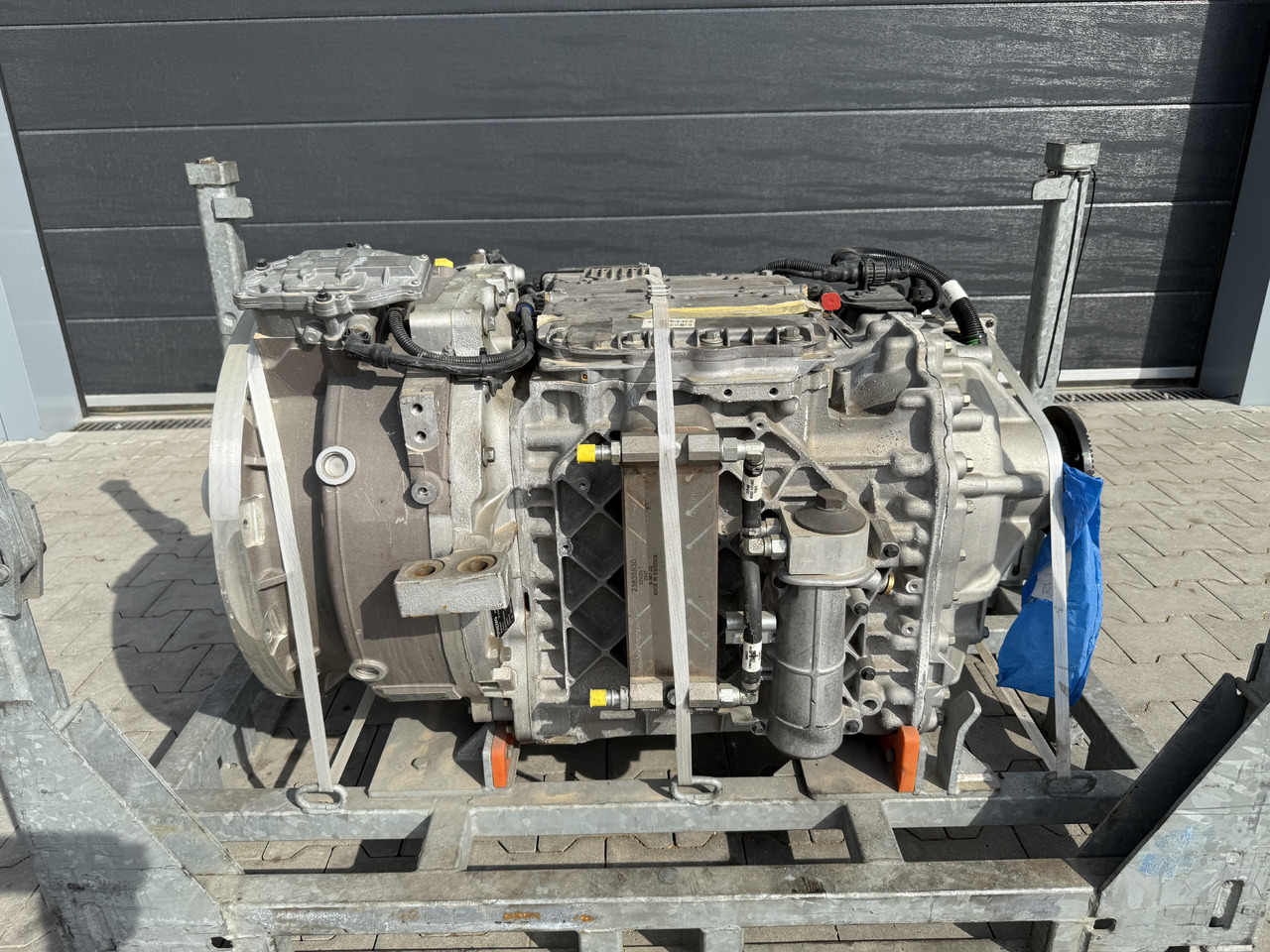 VOLVO BUS HYBRID Automatic gearbox AT2412F electric motor EMDS120 (EMD300B) / NEW - Gearbox for City bus: picture 1 VOLVO BUS HYBRID Automatic gearbox AT2412F electric motor EMDS120 (EMD300B) / NEW - Gearbox for City bus: picture 1