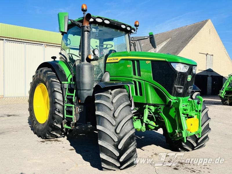 John Deere 6R 250 - Farm tractor: picture 2 John Deere 6R 250 - Farm tractor: picture 2