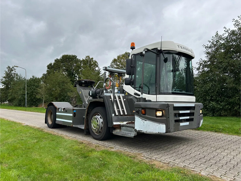Terberg DT 183 | DISTRIBUTION TERMINAL | 8949 HOURS !!!! | LOW STEPS - Terminal tractor: picture 2 Terberg DT 183 | DISTRIBUTION TERMINAL | 8949 HOURS !!!! | LOW STEPS - Terminal tractor: picture 2