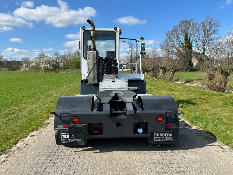 Terberg YT 182 TERBERG | MEGA | CLIMA | LOW HOURS | NEW ENGINE - Terminal tractor: picture 4 Terberg YT 182 TERBERG | MEGA | CLIMA | LOW HOURS | NEW ENGINE - Terminal tractor: picture 4