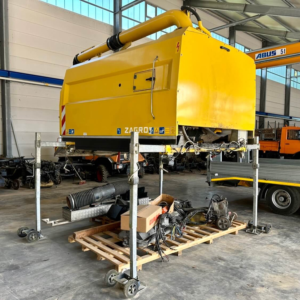 Unimog Aufbaukehrmaschine Trilety SK-370 - Road sweeper: picture 1 Unimog Aufbaukehrmaschine Trilety SK-370 - Road sweeper: picture 1