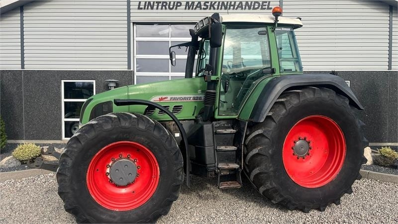 Fendt 926 Favorit Vario Med frontlift - Farm tractor: picture 1 Fendt 926 Favorit Vario Med frontlift - Farm tractor: picture 1