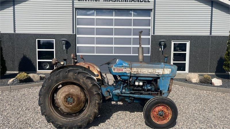 Farm tractor Ford 3000: picture 6