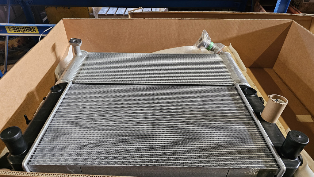 Hitachi YA00009861 - YA00041942 - Radiator for Construction machinery: picture 2 Hitachi YA00009861 - YA00041942 - Radiator for Construction machinery: picture 2