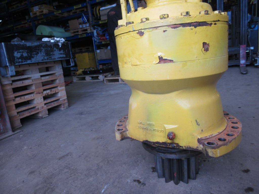 Komatsu 209-26-00040 - Swing motor for Construction machinery: picture 2 Komatsu 209-26-00040 - Swing motor for Construction machinery: picture 2