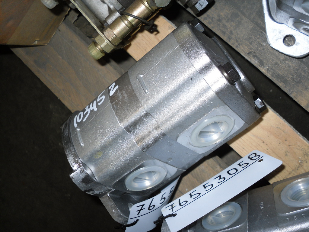 New Holland 157582028 - 76553058 - Steering pump for Construction machinery: picture 1 New Holland 157582028 - 76553058 - Steering pump for Construction machinery: picture 1
