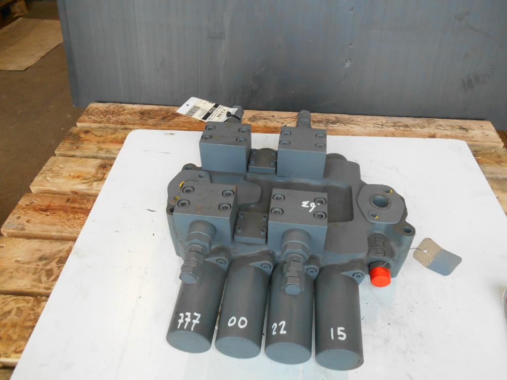 New Holland 1774139 - Hydraulic valve for Construction machinery: picture 1 New Holland 1774139 - Hydraulic valve for Construction machinery: picture 1