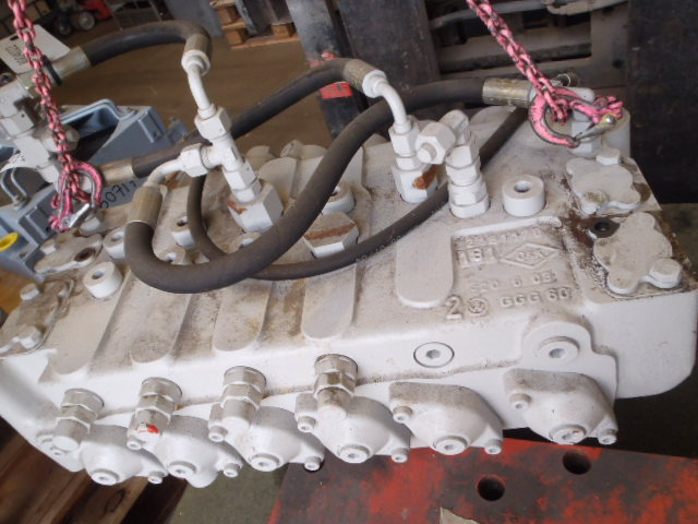 New Holland 8904022 - Hydraulic valve for Construction machinery: picture 1 New Holland 8904022 - Hydraulic valve for Construction machinery: picture 1