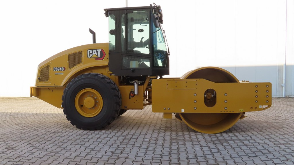Caterpillar CS74B - Compactor: picture 1 Caterpillar CS74B - Compactor: picture 1