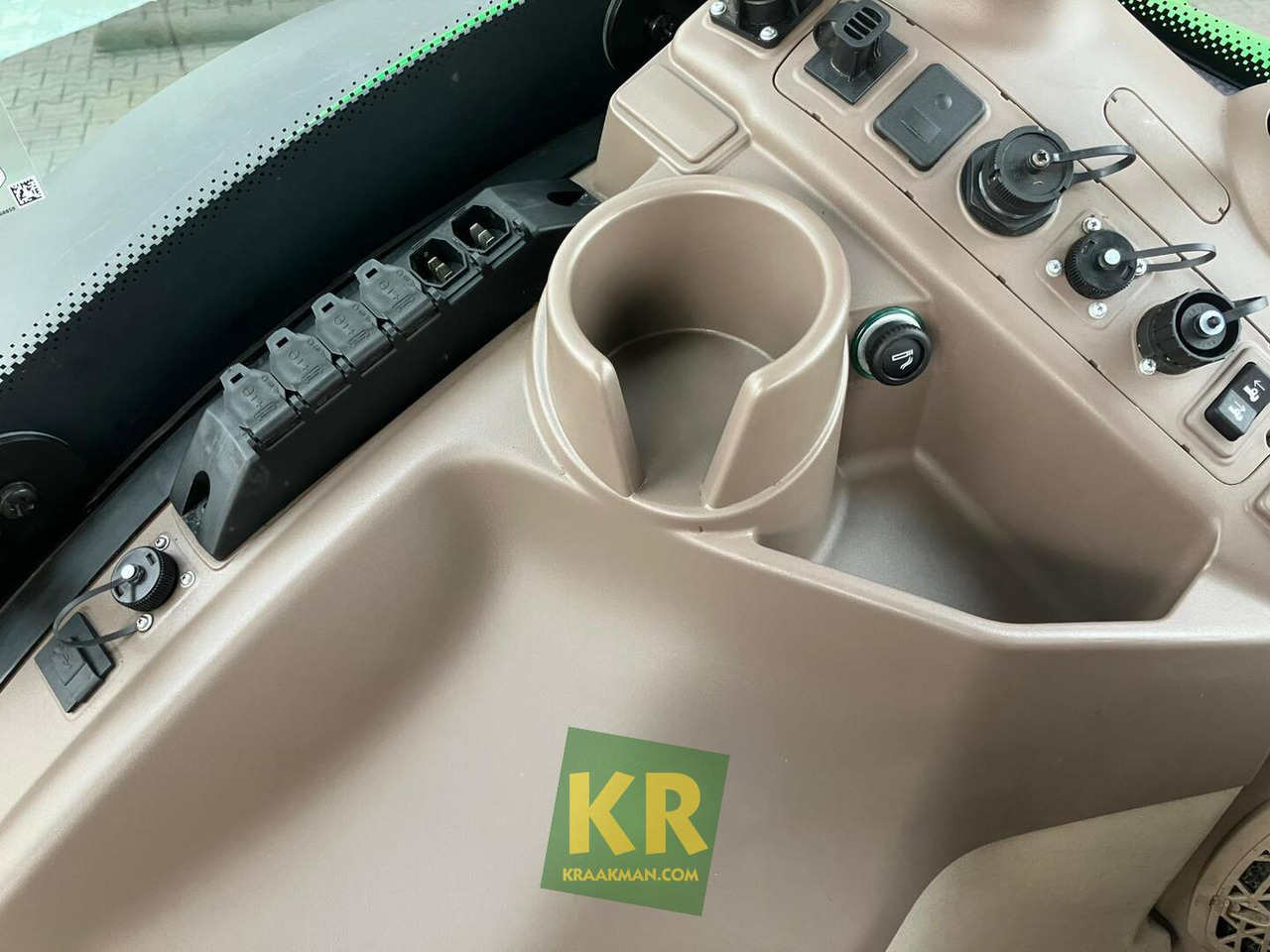 John Deere 6R 155 - Farm tractor: picture 3 John Deere 6R 155 - Farm tractor: picture 3