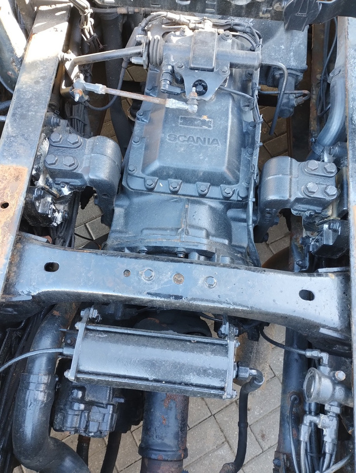 Tractor unit SCANIA 124 420: picture 8