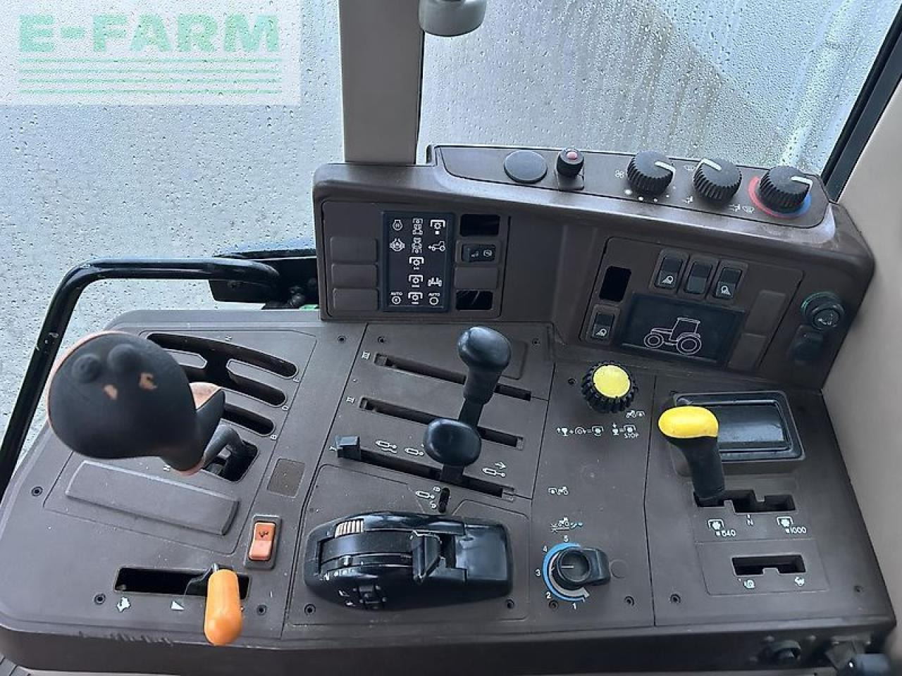 John Deere 6110 - Farm tractor: picture 3 John Deere 6110 - Farm tractor: picture 3