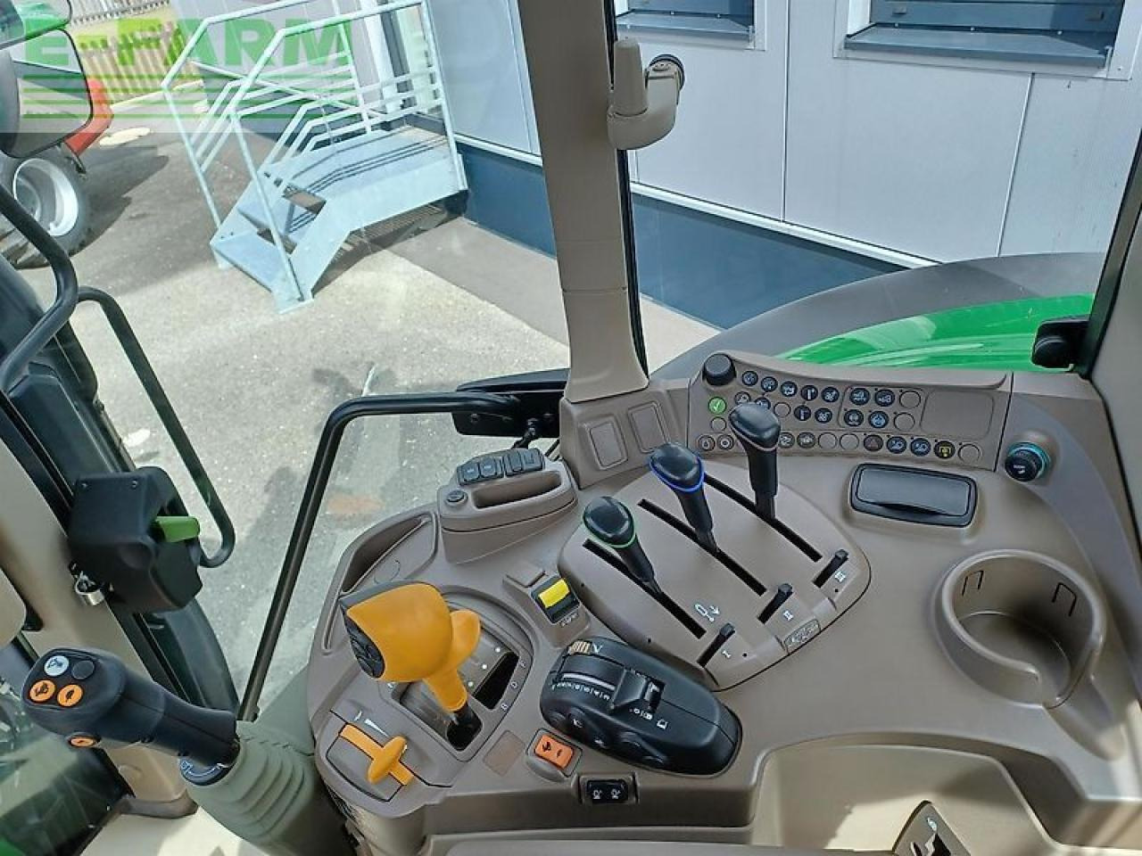 Farm tractor John Deere 6110m: picture 7