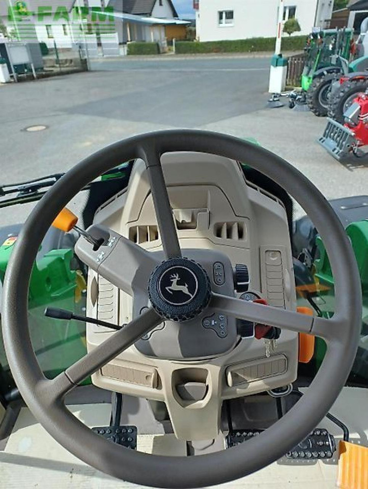 Farm tractor John Deere 6110m: picture 8