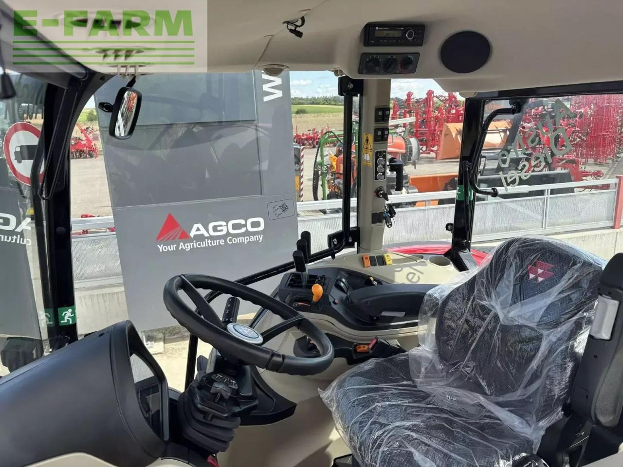Farm tractor Massey Ferguson 5711 m dyna 4 comfort: picture 17
