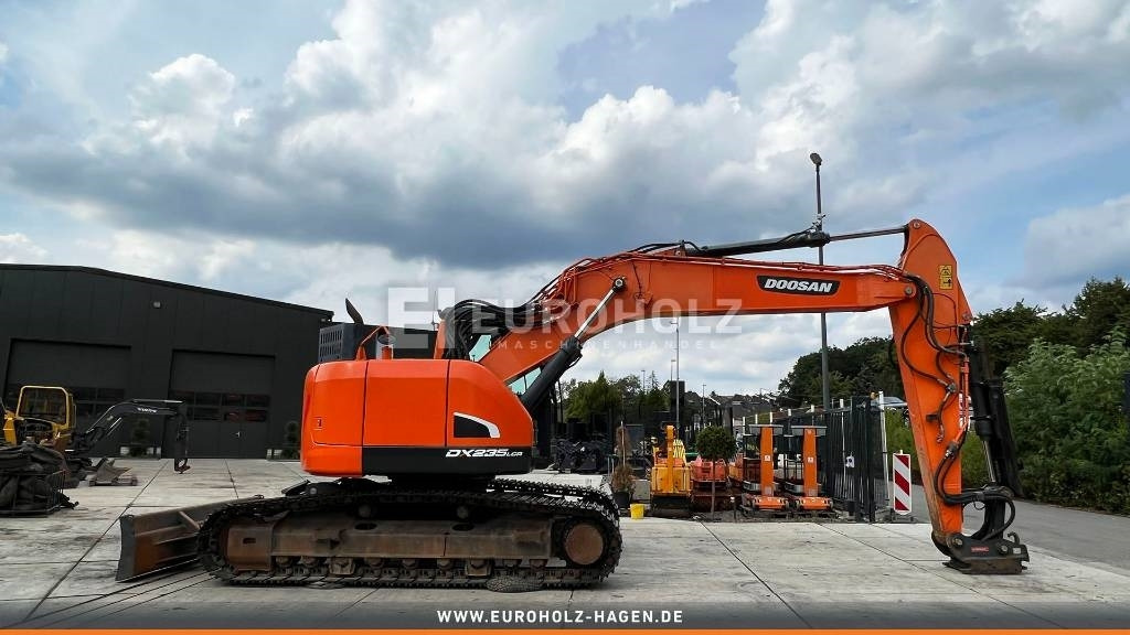 Doosan Kettenbagger DX 235 LCR-5, hyd. SW OilQuick 70-55 - Crawler excavator: picture 1 Doosan Kettenbagger DX 235 LCR-5, hyd. SW OilQuick 70-55 - Crawler excavator: picture 1
