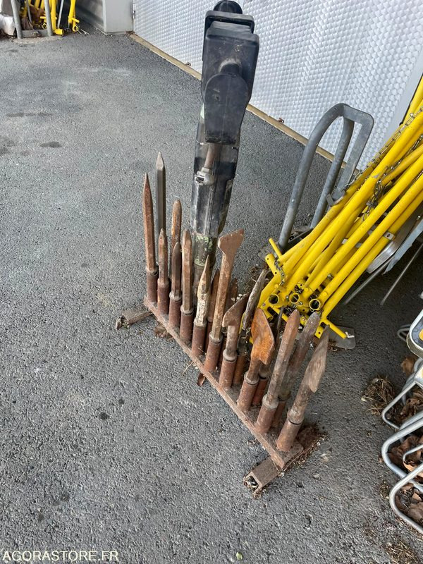 1 Compresseur mobile (+1 marteau perforateur,4 spatules,7 burins,1meuleuse,1 déb - Air compressor: picture 3 1 Compresseur mobile (+1 marteau perforateur,4 spatules,7 burins,1meuleuse,1 déb - Air compressor: picture 3