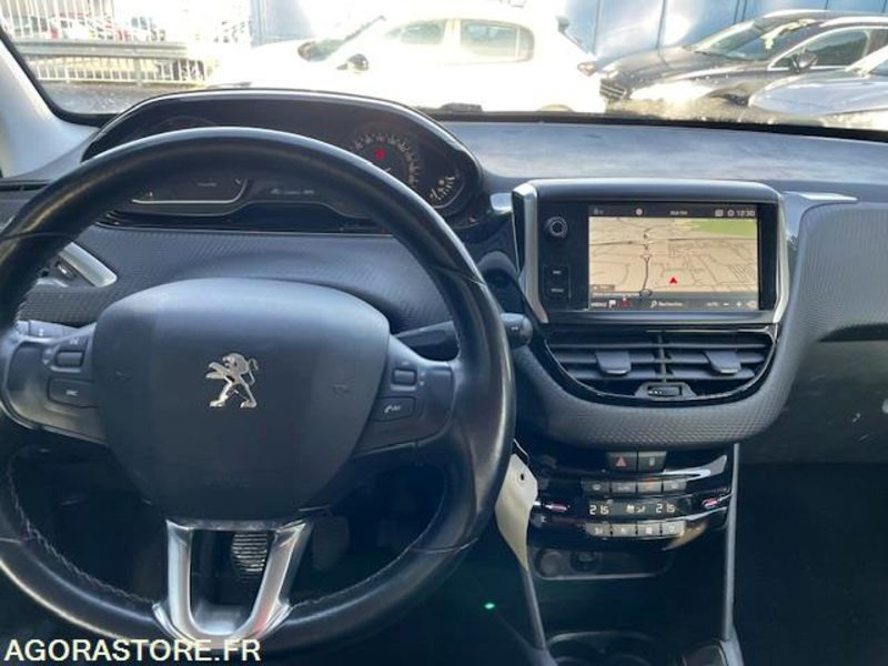 208 ALLURE PT 110cv-05/2016- 87950 KM - Car: picture 5 208 ALLURE PT 110cv-05/2016- 87950 KM - Car: picture 5