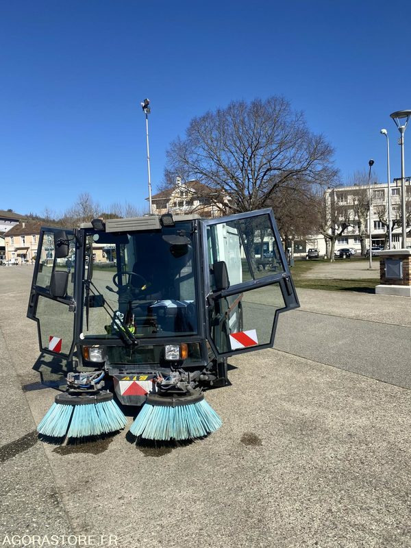 BALAYEUSE SCHMIDT SWINGO 2001+ UNE BALAYEUSE BOSCHUNG 2001 - Road sweeper: picture 5 BALAYEUSE SCHMIDT SWINGO 2001+ UNE BALAYEUSE BOSCHUNG 2001 - Road sweeper: picture 5