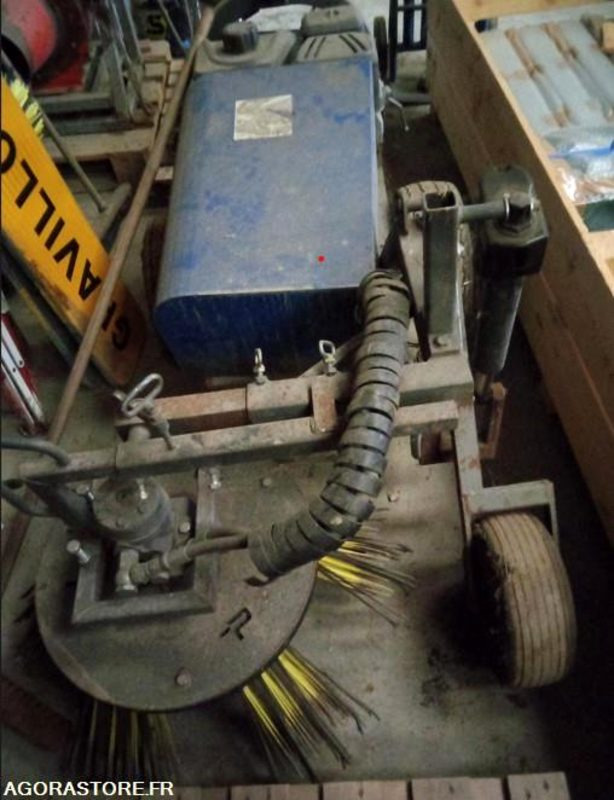 BALAYEUSE THERMIQUE - Road sweeper: picture 1 BALAYEUSE THERMIQUE - Road sweeper: picture 1