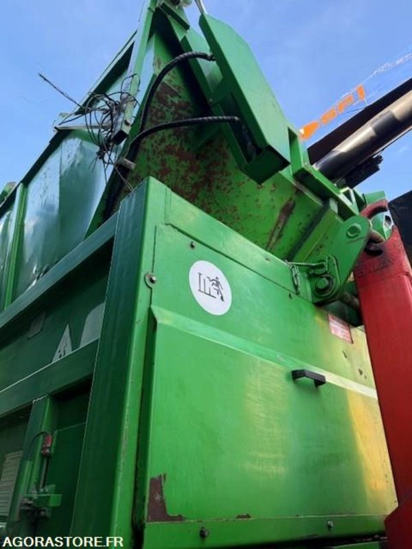 COMPACTEUR MONOBLOC EMBARQUE ARMAND MOULET - Tool/ Equipment: picture 2 COMPACTEUR MONOBLOC EMBARQUE ARMAND MOULET - Tool/ Equipment: picture 2