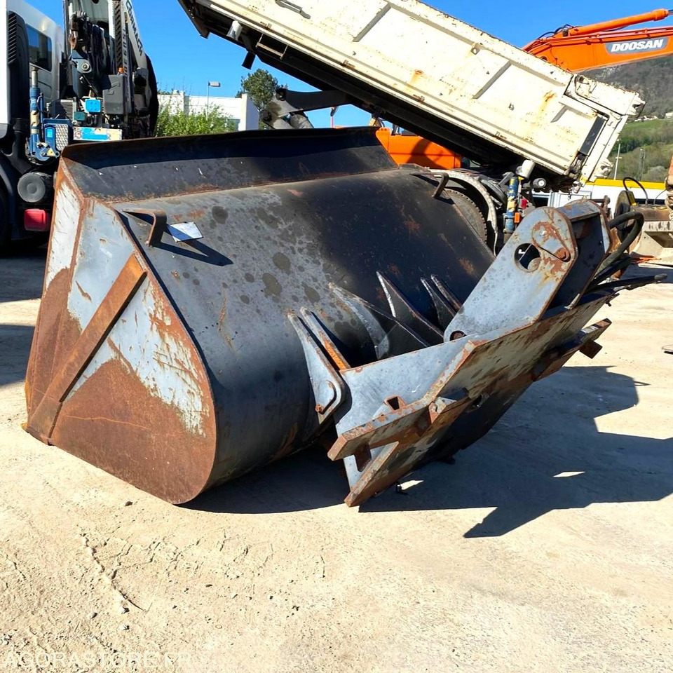 GODET GRAND VOLUME POUR CHARIOT ELEVATEUR - Année 1996 - Construction equipment: picture 5 GODET GRAND VOLUME POUR CHARIOT ELEVATEUR - Année 1996 - Construction equipment: picture 5