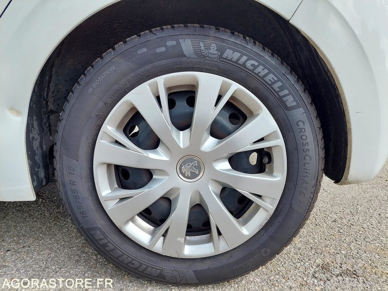 Peugeot 208 - 2018 - 111 261 kms- FB713AZ-ESSENCE - Car: picture 3 Peugeot 208 - 2018 - 111 261 kms- FB713AZ-ESSENCE - Car: picture 3