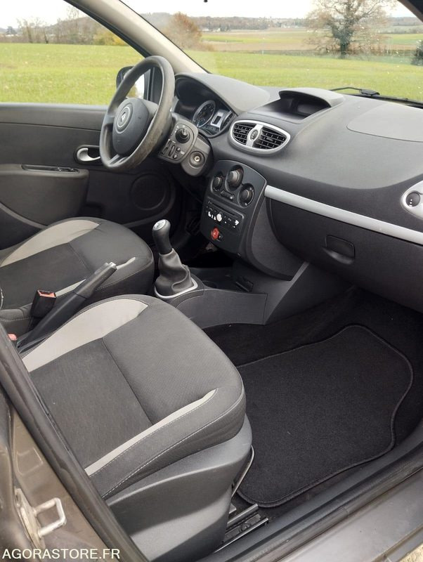 Station wagon RENAULT CLIO 1.5 DCI - 136000 KILOMETRES - DIESEL - ANNÉE 2010: picture 8 Station wagon RENAULT CLIO 1.5 DCI - 136000 KILOMETRES - DIESEL - ANNÉE 2010: picture 8