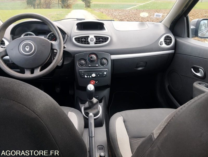 Station wagon RENAULT CLIO 1.5 DCI - 136000 KILOMETRES - DIESEL - ANNÉE 2010: picture 7 Station wagon RENAULT CLIO 1.5 DCI - 136000 KILOMETRES - DIESEL - ANNÉE 2010: picture 7